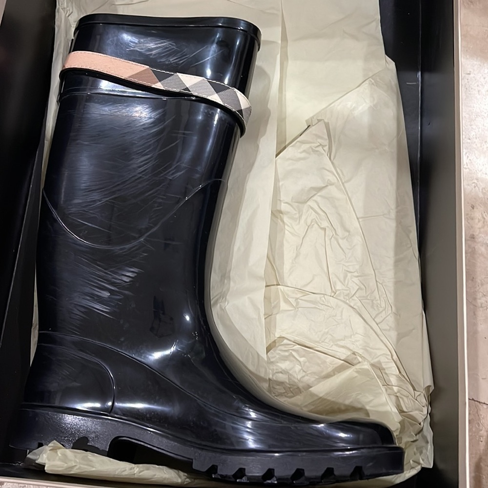 Burberry Women’s Kenyon Nova Belt Rainboots Size: 39 Made In Italy - Picture 4 of 8